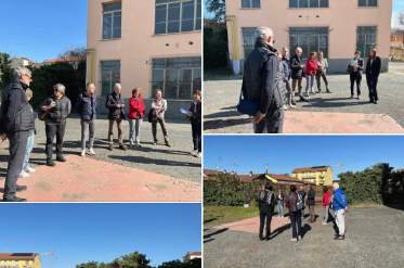 Gruppo di persone nel cortile della scuola Piumati durante l’incontro finale