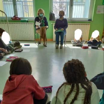 Un incontro con i bambini del doposcuola di Bandito, seduti in cerchio in aula